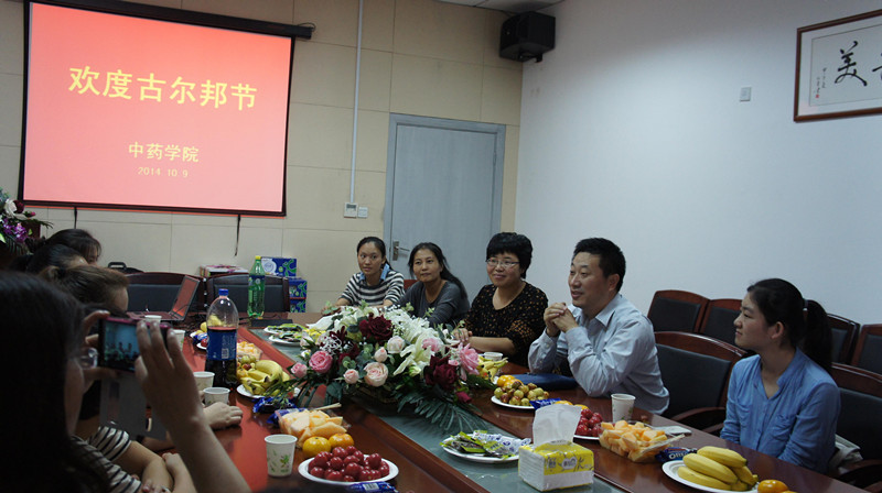 共庆民族节日 共襄和谐愿景――成人在线
“欢度古尔邦节”座谈会