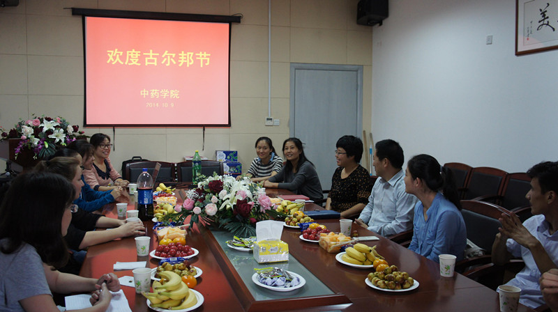 共庆民族节日 共襄和谐愿景――成人在线
“欢度古尔邦节”座谈会