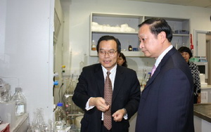 专注中药产学研三十余年:记成人在线
院长徐宏喜